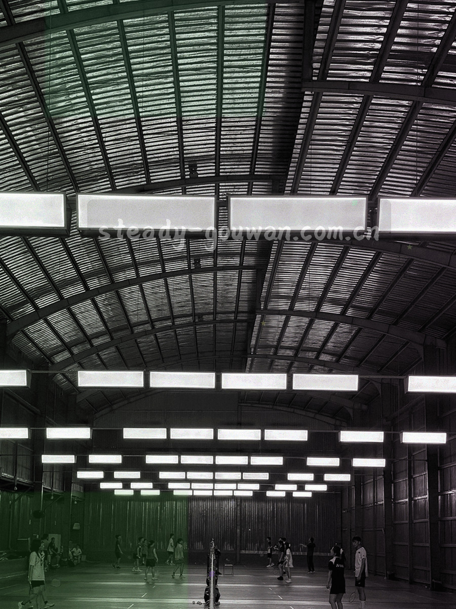 极简等高线风格的天津城市建筑轮廓线条图，深靛蓝底色，画面无文字无人物